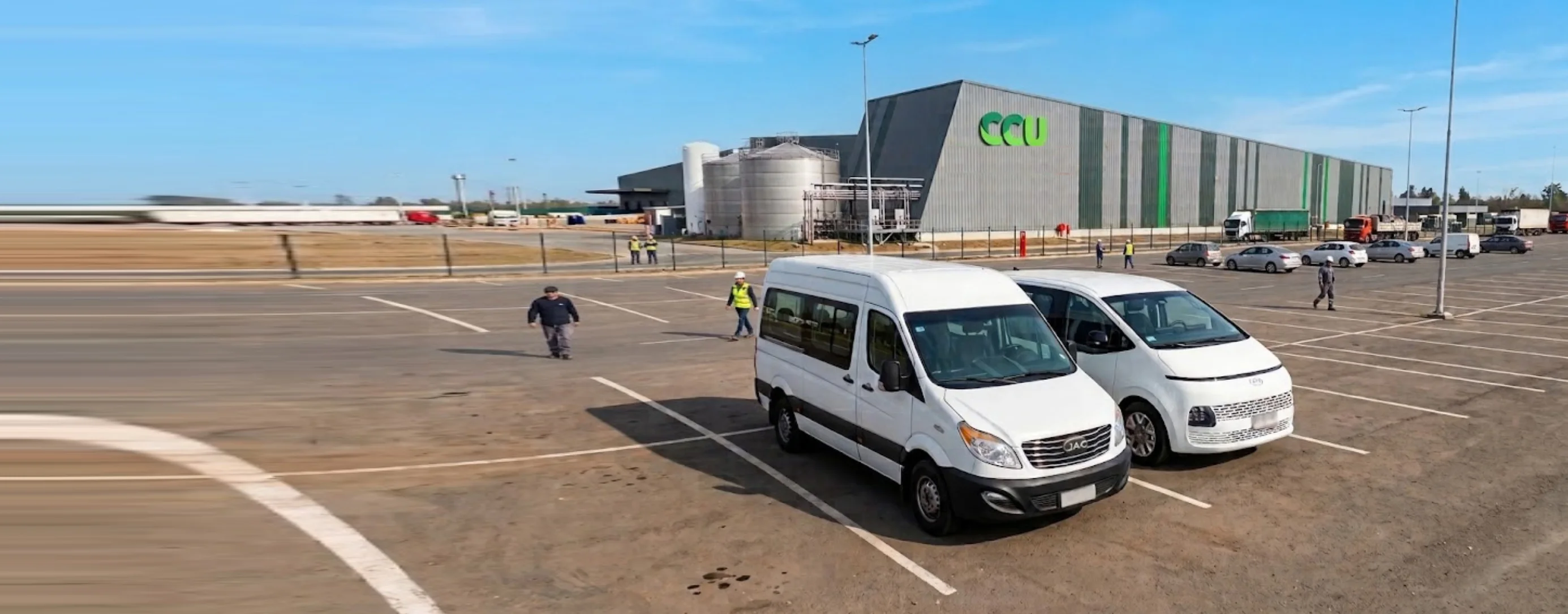 Minibús y van de Travel Experts en la planta de CCU