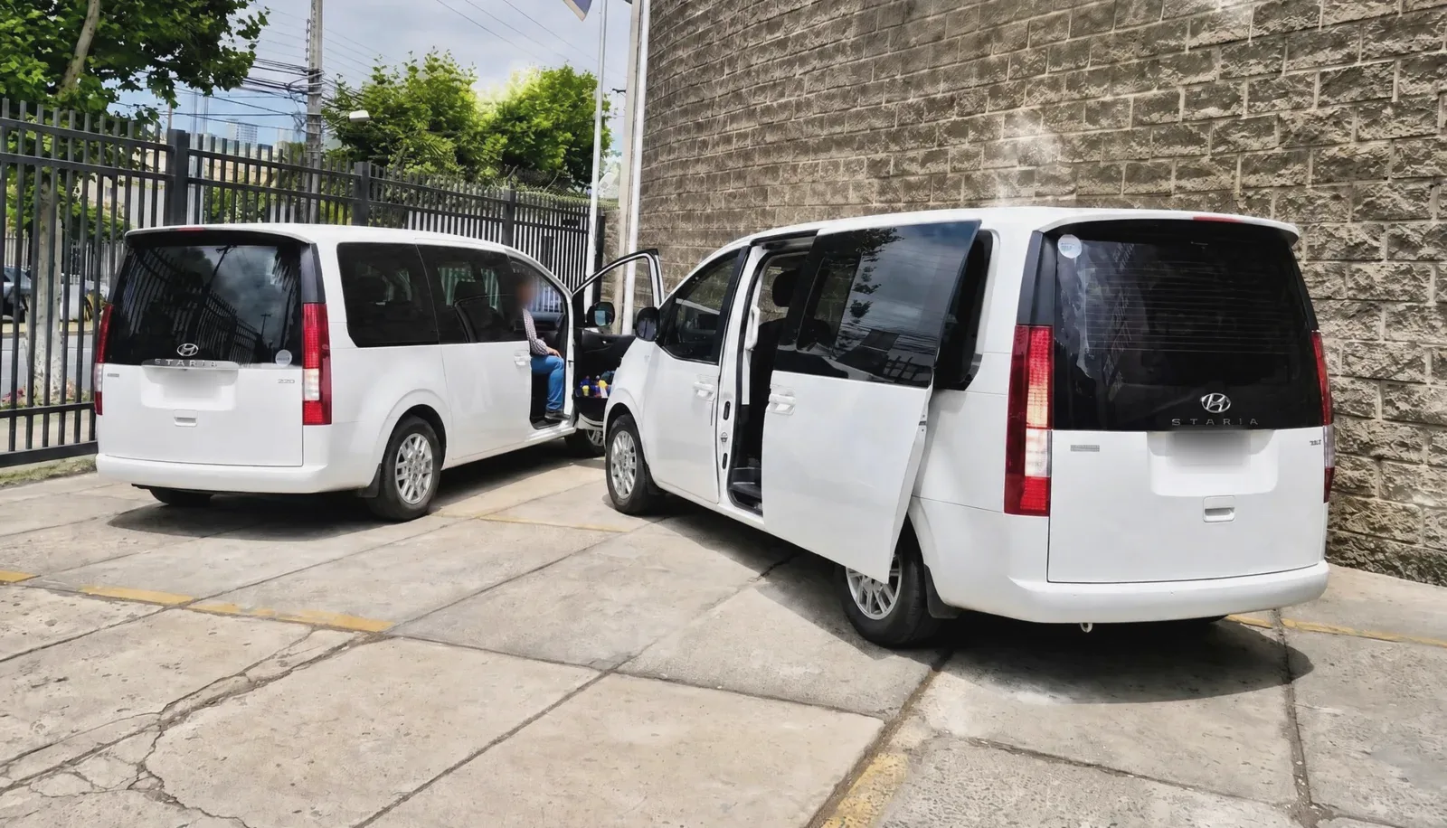 Dos vans de Travel Experts en un servicio para un grupo