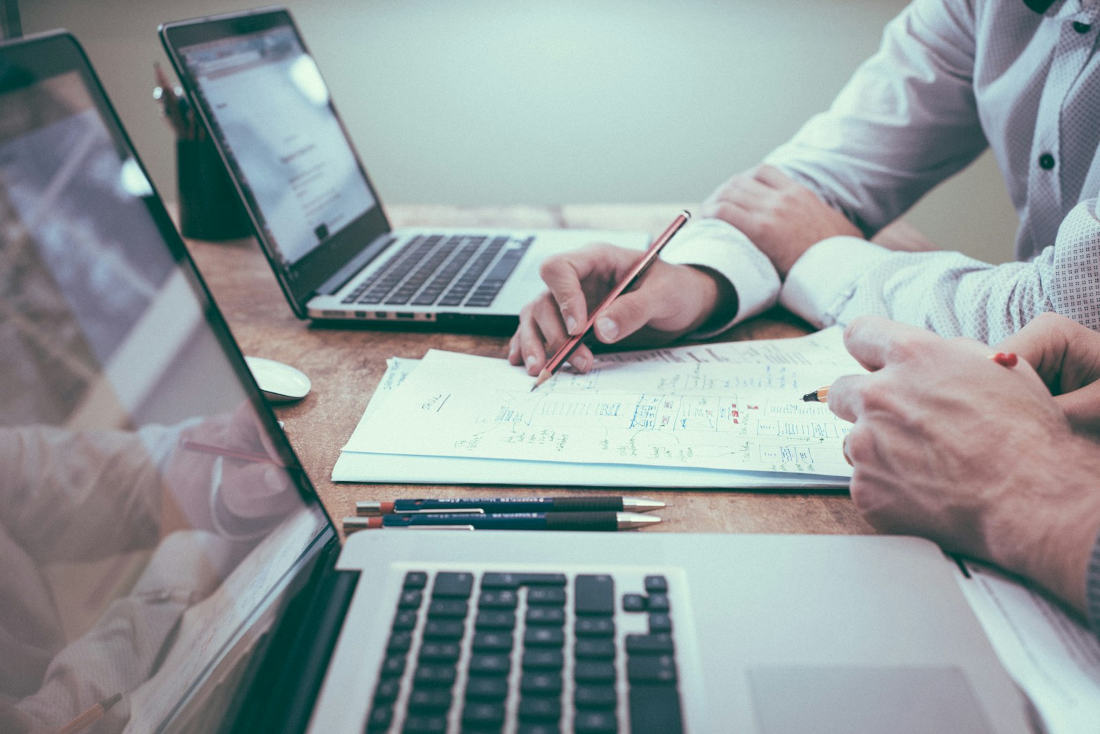Documentos y planificación de trabajo sobre un escritorio