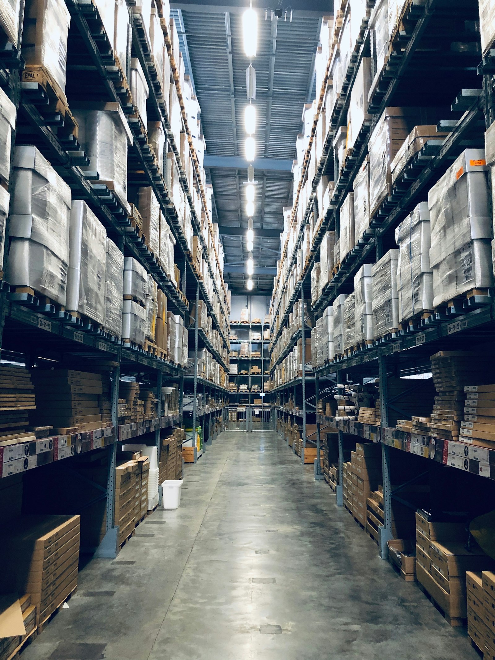 Centro de distribución con estanterías industriales